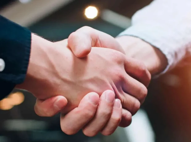 Aperto de mãos, representando o acordo entre consumidor e empresa